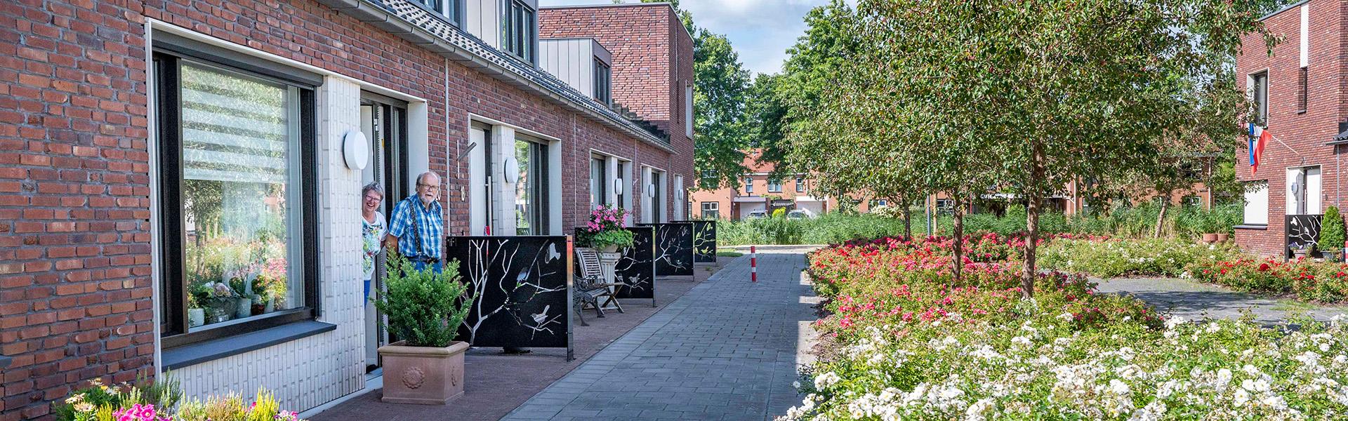 Ouder echtpaar in deuropening