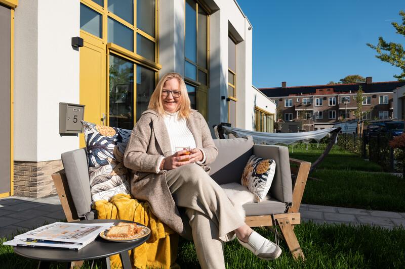 Op een bankje voor het huis